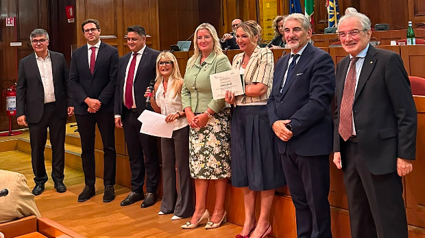 Foto di gruppo alla premiazione del Premio Milano dal Mondo 2026 a Palazzo Isimbardi