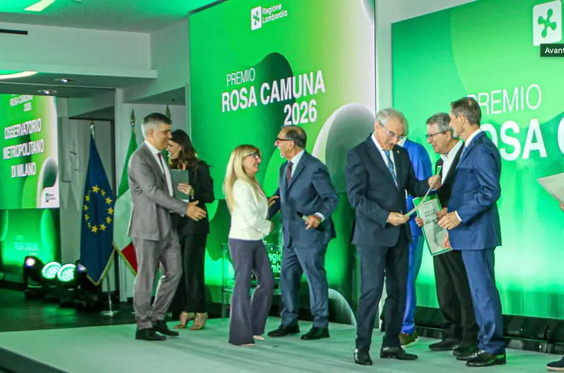 La delegazione dell’Osservatorio Metropolitano di Milano sul palco della premiazione Rosa Camuna 2026.
